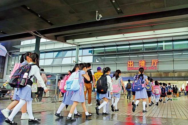 招不满学生的香港中学盯上了内地中产娃(图11)