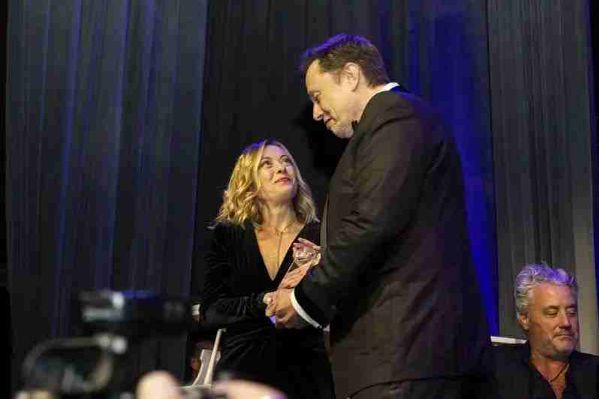 马斯克与意大利总理四目相对：大西洋晚宴上的“暧昧对视”引热议！(图3)