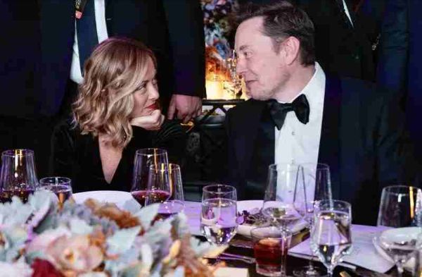 马斯克与意大利总理四目相对：大西洋晚宴上的“暧昧对视”引热议！(图5)