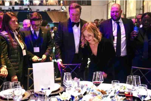 马斯克与意大利总理四目相对：大西洋晚宴上的“暧昧对视”引热议！(图2)