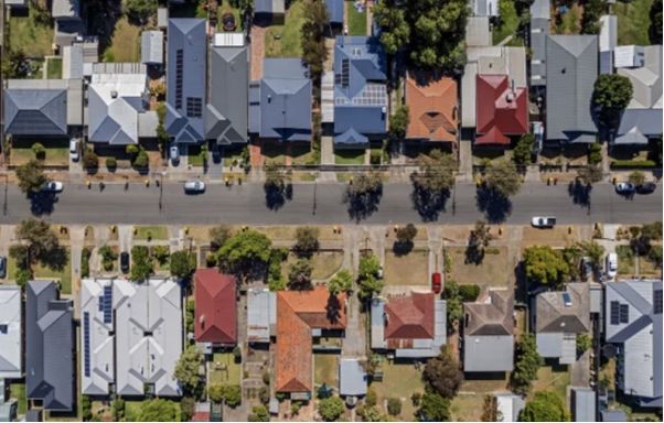 九游娱乐：骤变！澳洲降息没戏了大批人开始卖房！(图2)