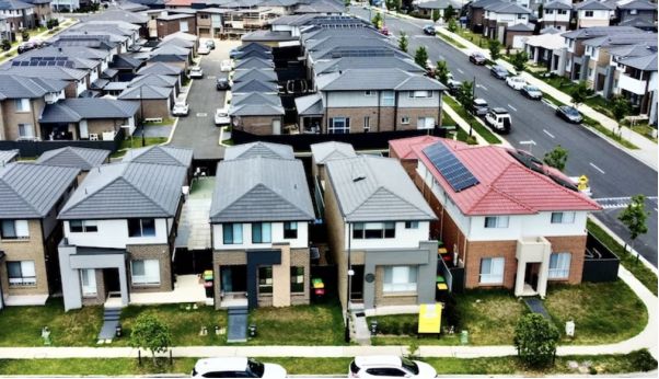 九游娱乐：骤变！澳洲降息没戏了大批人开始卖房！(图1)