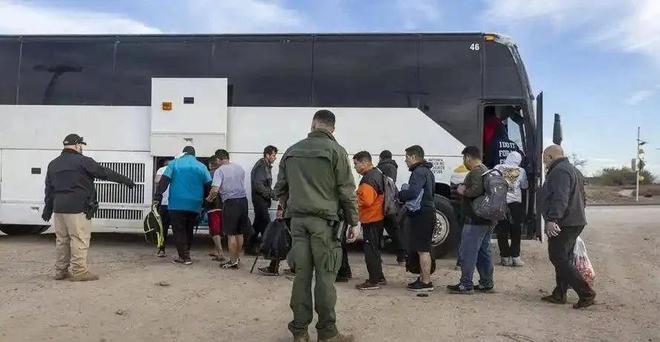 特朗普将遣返非法移民中国不承认双重国籍！被遣返的华人将如何？(图4)