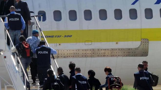 美国加大力度包机遣返大批中国移民携款潜逃者“美国梦”碎！(图4)