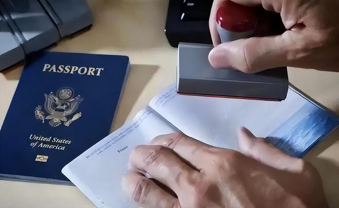 九游娱乐：撕毁中国护照在美国当非法移民的华人被遣返后下场如何？(图10)