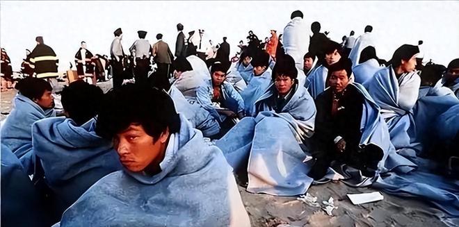 九游娱乐：撕毁中国护照在美国当非法移民的华人被遣返后下场如何？(图1)