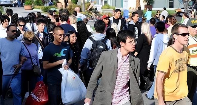 九游娱乐：撕毁中国护照在美国当非法移民的华人被遣返后下场如何？(图12)