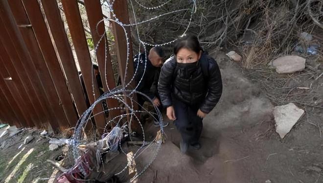 九游娱乐：撕毁中国护照在美国当非法移民的华人被遣返后下场如何？(图11)