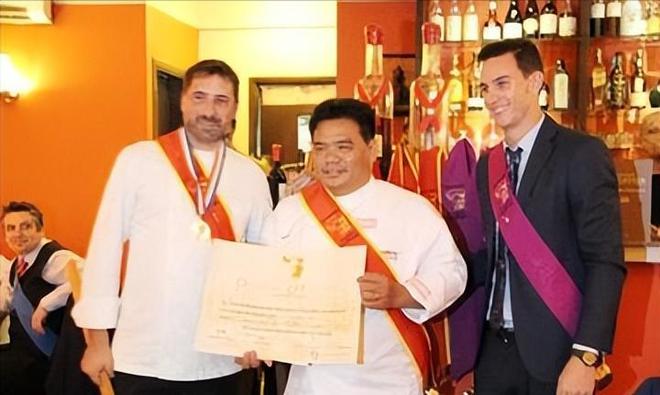 九游娱乐：撕毁中国护照在美国当非法移民的华人被遣返后下场如何？(图20)