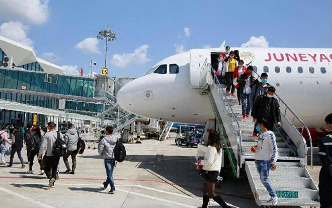 美国派多架专机遣返中国移民我国又不承认双重国籍他们咋办？(图1)