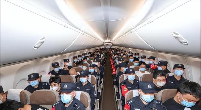 美国派多架专机遣返中国移民我国又不承认双重国籍他们咋办？(图6)