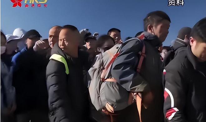 美国派多架专机遣返中国移民我国又不承认双重国籍他们咋办？(图15)