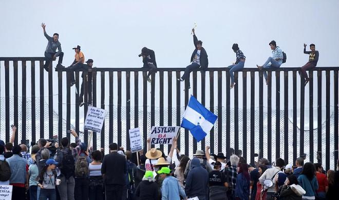 美国派多架专机遣返中国移民我国又不承认双重国籍他们咋办？(图12)