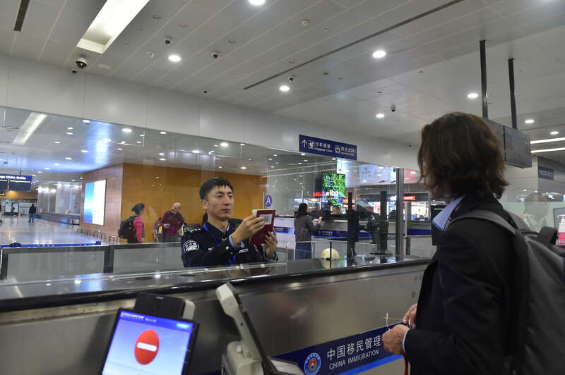 新增9国免签政策试行浦东国际机场迎来新一批免签入境旅客(图1)
