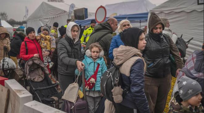 九游娱乐：加拿大移民部长透露：不会遣返30万难民还要送永居和$4亿给难民(图1)