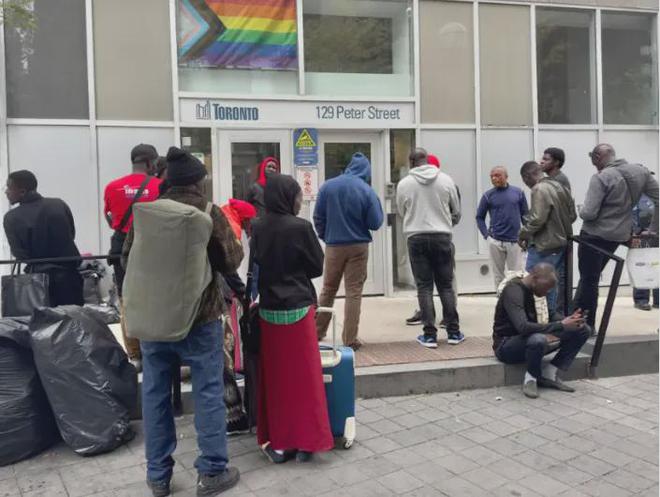 九游娱乐：加拿大移民部长透露：不会遣返30万难民还要送永居和$4亿给难民(图3)