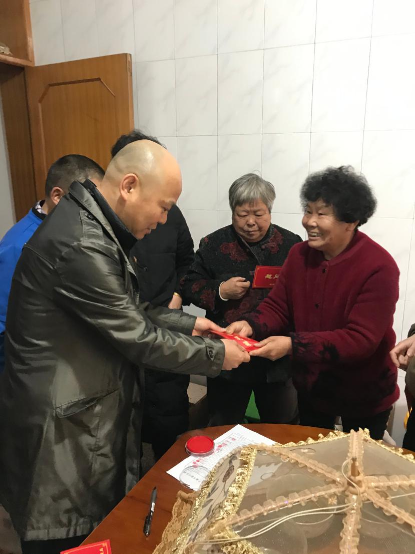 九游娱乐文化：区移民服务中心开展“迎新春送温暖”春节慰问活动(图2)