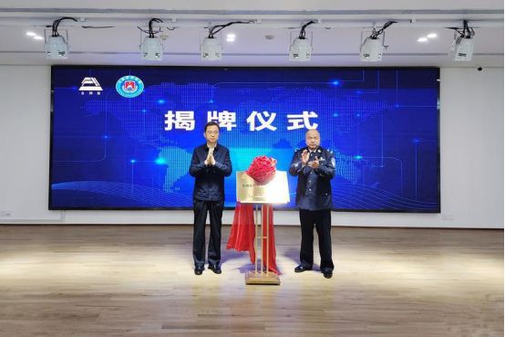 全省首个移民事务服务中心在西咸新区揭牌成立！(图1)
