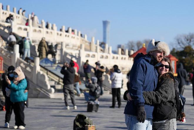九游娱乐：240小时过境免签政策出台如何迎接外国人来华新热潮？(图2)
