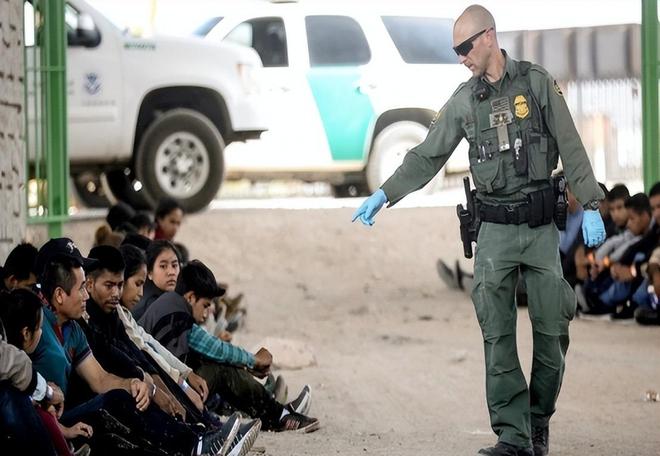 特朗普归来美国移民的天塌了！润人往国内回流我们该不该收？(图4)