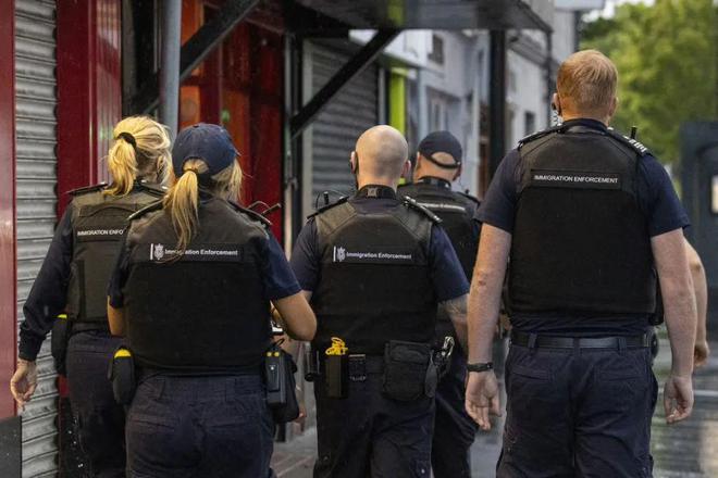移民再收紧数百黑工被逮捕！英国就业市场进入自疫情以来最严峻时刻(图1)