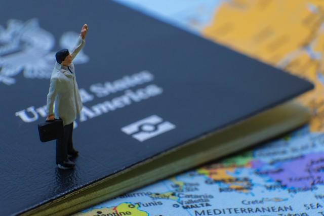 美国绿卡和美国国籍是什么关系？两者有什么区别？(图9)