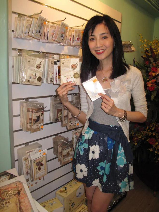 52岁前港姐冠军移民加拿大开茶餐厅熬到残曾在香港开茶餐厅倒闭收场(图2)