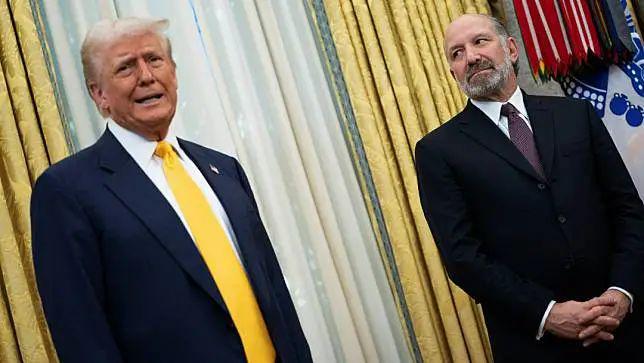 九游娱乐：昨天最新移民新政来了！500万就拿美国升级版绿卡新加坡身份还吃香吗？(图1)