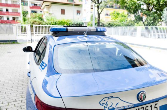 移民男子取居留时“手欠”拿到当天就被撤销！(图1)