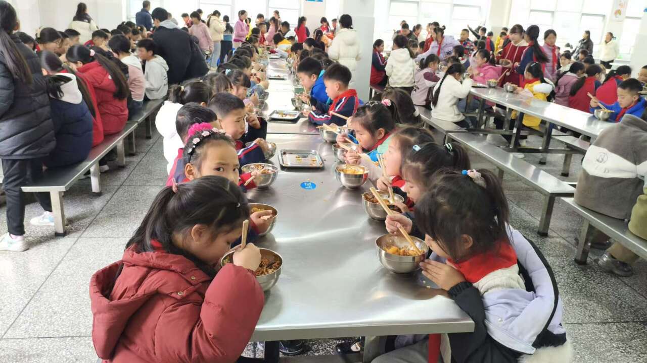 九游娱乐文化：三峡集团公益基金会捐赠屏山县移民学校食堂设备设施完成采购安装(图2)