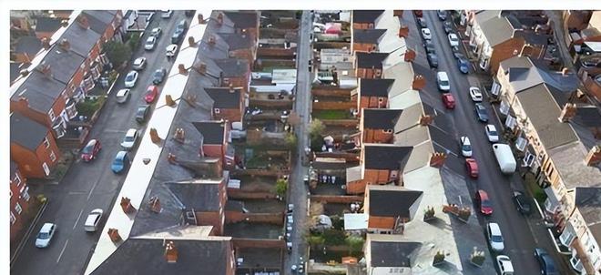 九游娱乐：香港女教师放弃4万月薪和丈夫移民英国后当起了流水线工人(图12)