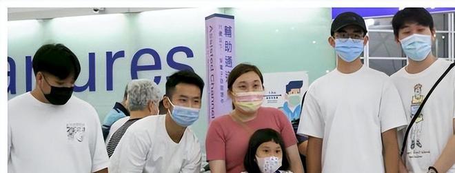 九游娱乐：香港女教师放弃4万月薪和丈夫移民英国后当起了流水线工人(图11)