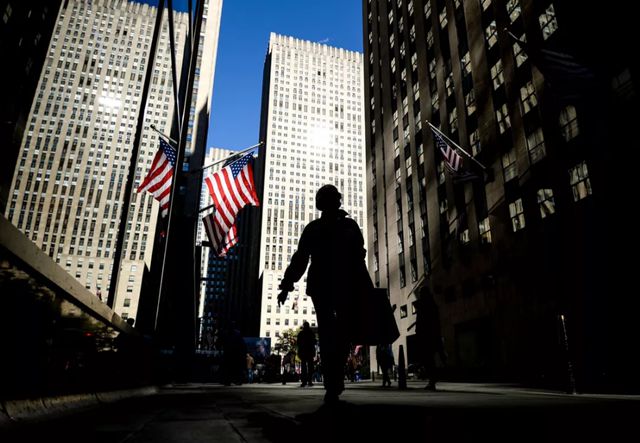 一天内售出50亿美元的移民“金卡”美国上演“卖卡救国”大戏(图2)