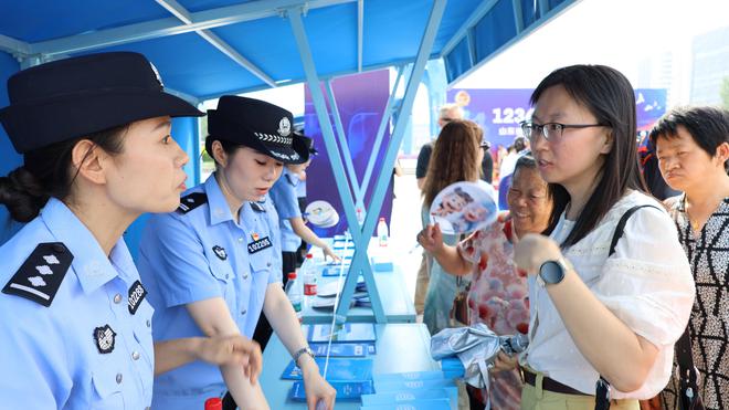 山东边检总站举行国家移民管理机构“12367”服务平台宣传活动(图1)