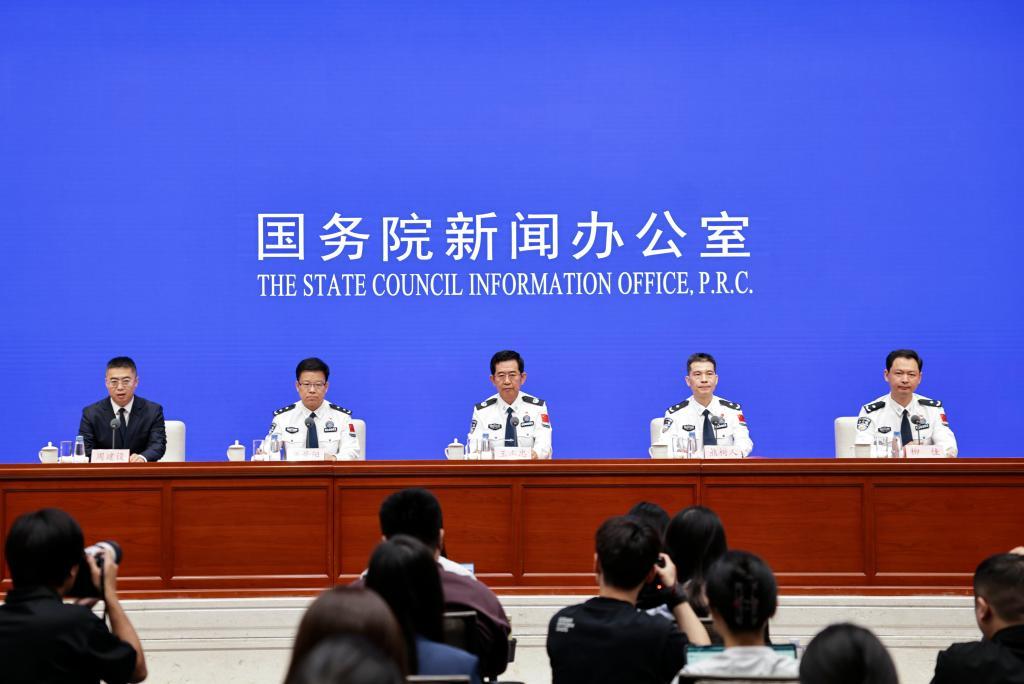 新华全媒+丨“十四五”时期中国移民管理工作硕果累累(图1)