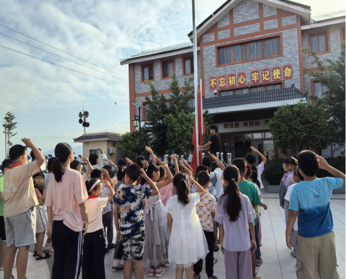 “党旗红”护航“童”行路金龙社区移民子女快乐度暑假(图1)
