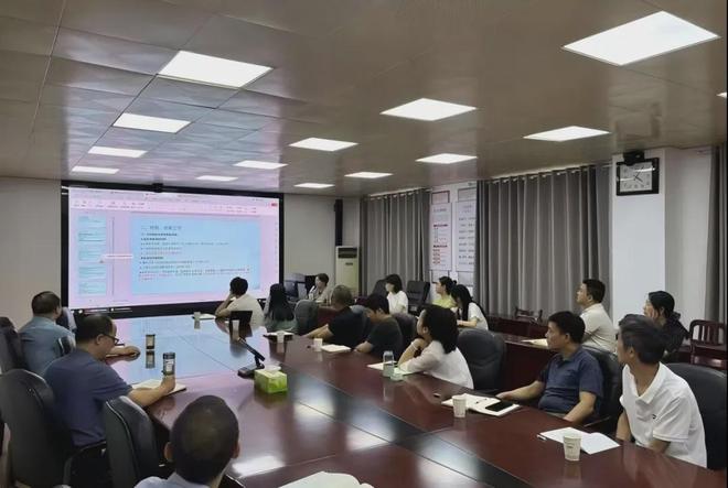 九游娱乐：守纪律、转作风、强本领信阳市移民中心举办全体公务人员素质提升培训讲座(图2)
