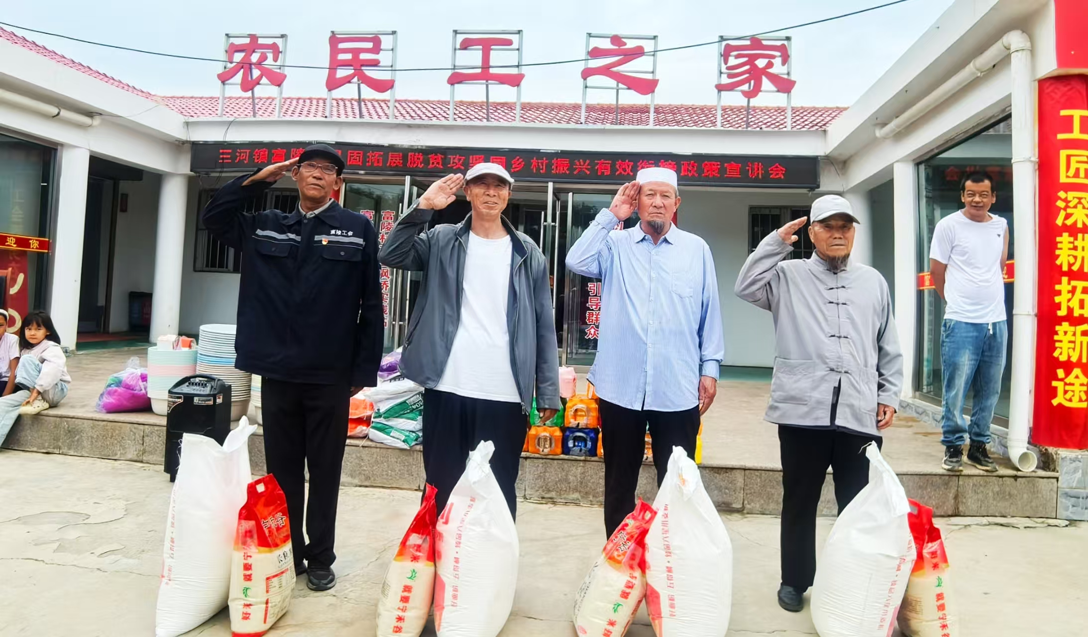 九游娱乐文化：富陵村：工会筑起移民村群众暖心家园(图1)