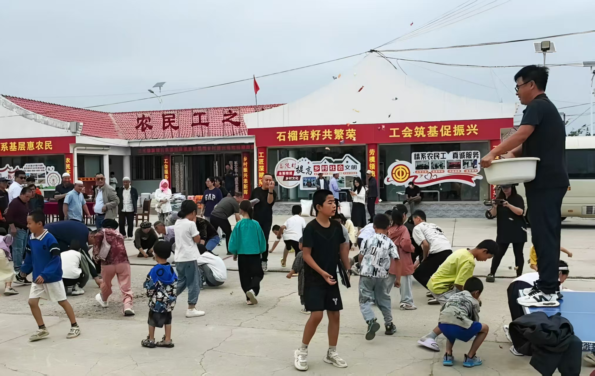 九游娱乐文化：富陵村：工会筑起移民村群众暖心家园(图2)