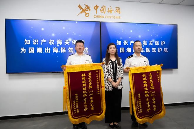 九游娱乐文化：张元英穿超短裙为男子足球赛开球引粉丝抗议“C罗穿成这样也进不了球”(图3)