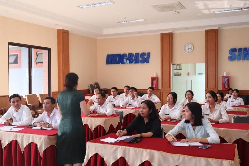 印尼巴厘省新加拉惹移民局官员首届汉语培训班开班(图2)