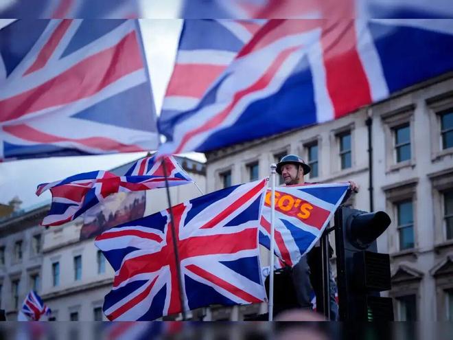 九游娱乐：英国又官宣收紧移民！内政大臣称移民要做出贡献才能永居(图2)
